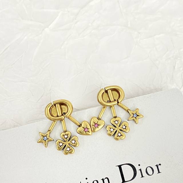 Code E2702 Dior's hottest earrings are now available! Dior's fan-shaped four-le