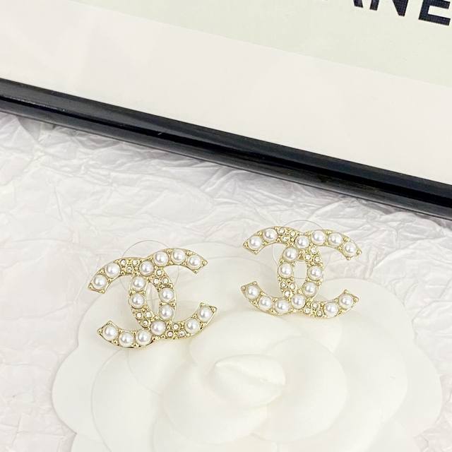 Code E2701 Chanel best-selling earrings are now available at the same time as t