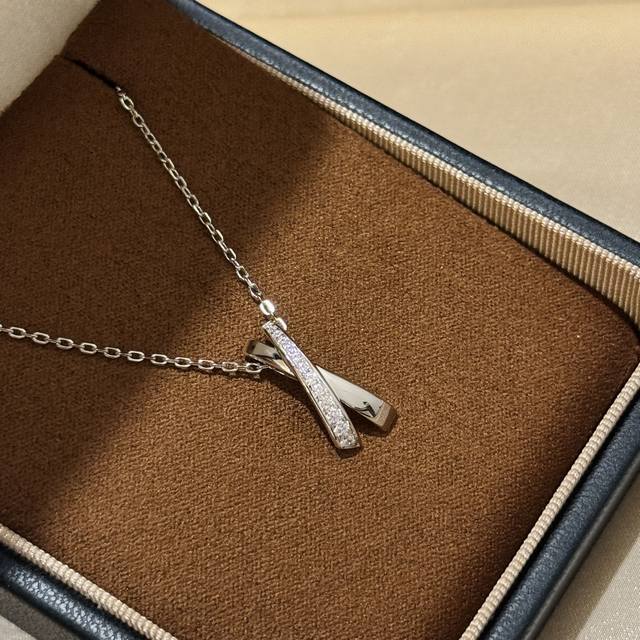 A3944 This simple and versatile cross-section semi-diamond necklace features a s