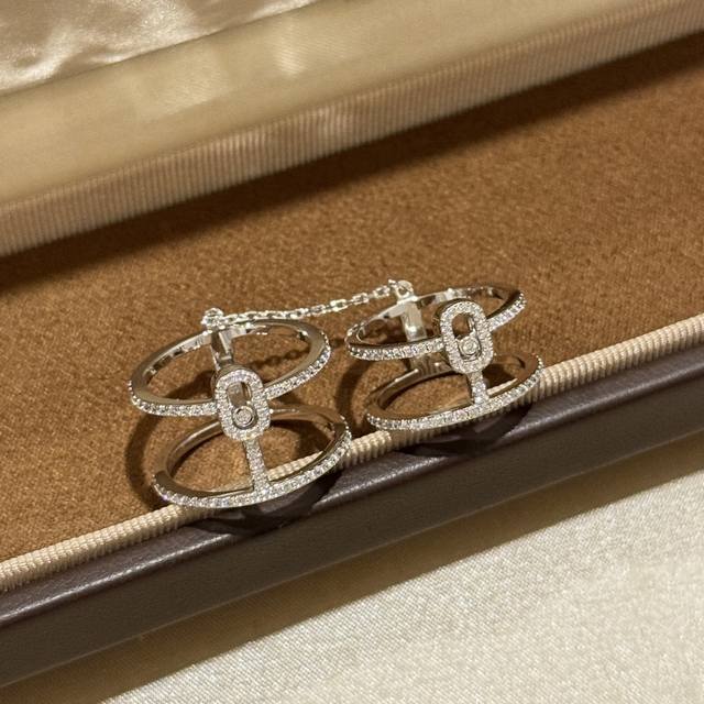 A6747 Messika's latest I-shaped single diamond sliding chain ring uses a single
