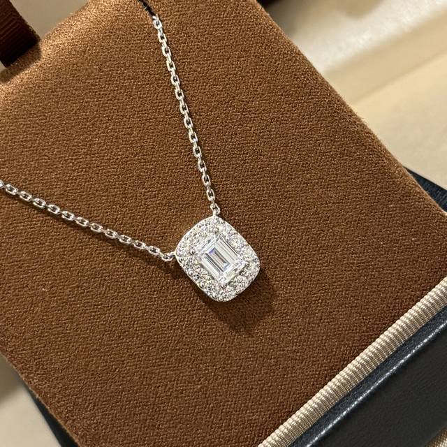 A6754 The Rich Woman Series Two-Carat Rock Sugar Square Diamond Necklace is craf
