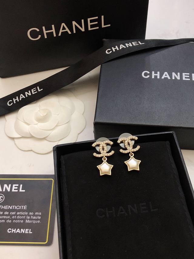 Chanel's hot-selling earrings are now available! Chan 24 Double C Pendant Star