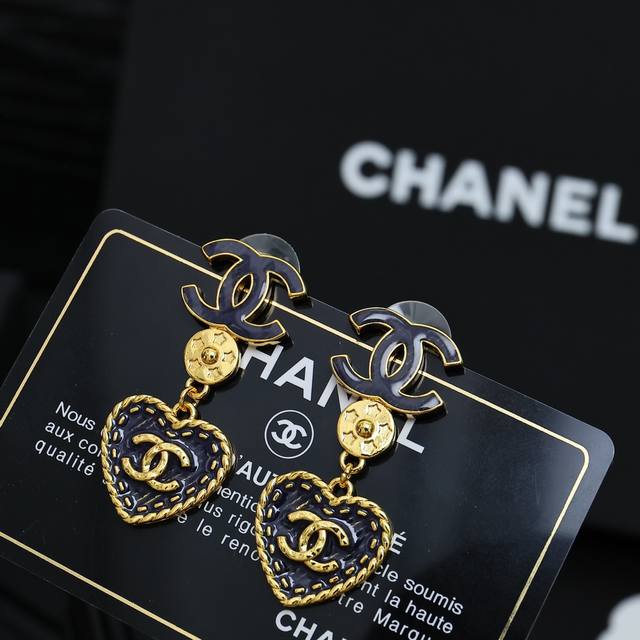 Chanel retro palace style denim heart earrings Get the charm of the palace style