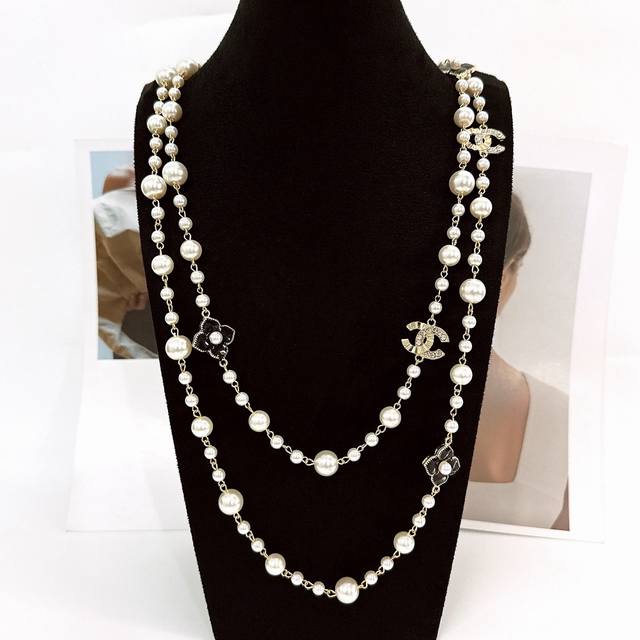 Small fragrant pearl black and white flower necklace