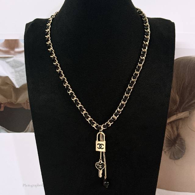 Xiaoxiang lock key black bead pendant braided chain necklace