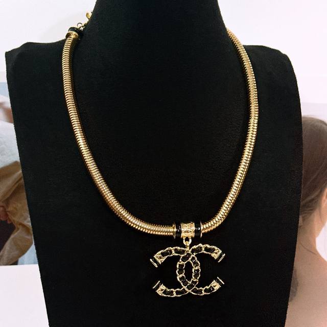 Xiaoxiang braided pendant round snake bone necklace