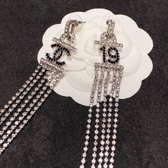 Chanel diamond tassel long earrings are a hot new product. Personalized and fash