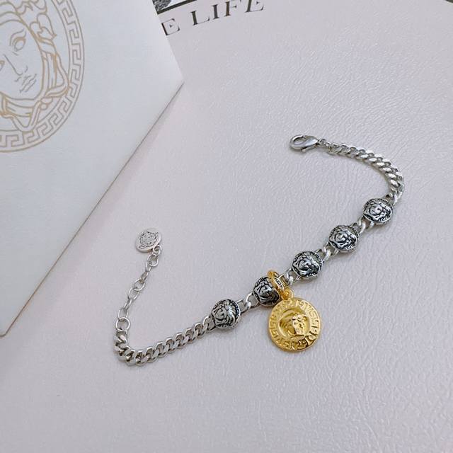High-quality Versace necklace with a Medusa head, original product, new model fr