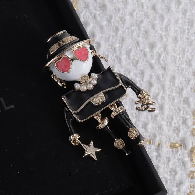 chanel Chanel small brooch