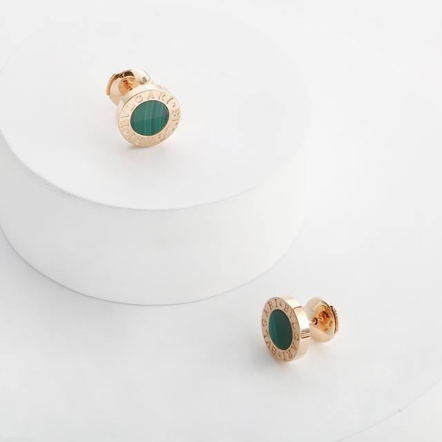 Baojia Malachite Disc Earrings can be worn by both men and women. The distincti