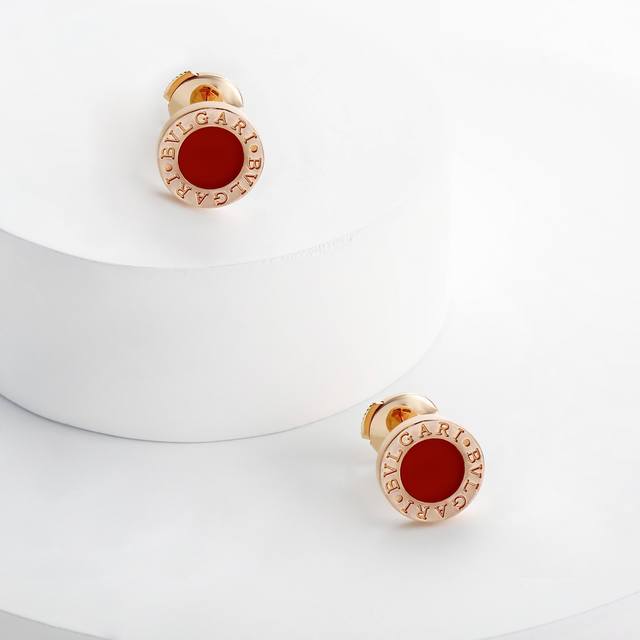 Baojia Red Agate Disc Earrings can be worn by both men and women. The distincti