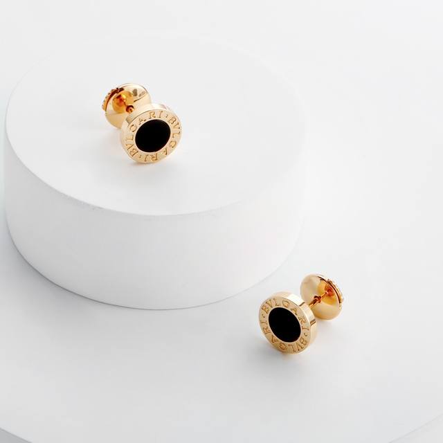 Baojia Black Onyx Disc Earrings can be worn by both men and women. The distinct