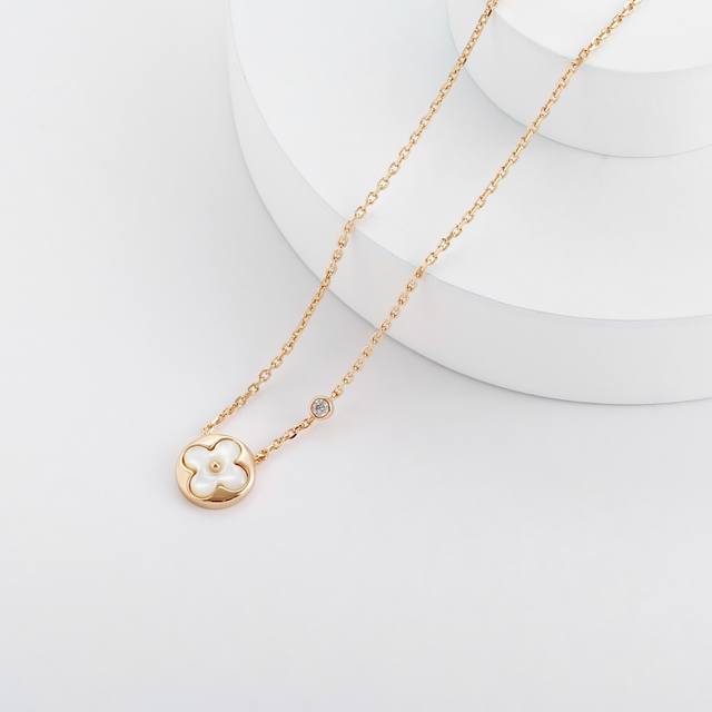 Donkey's Single Flower Round White Mother-of-Pearl Necklace with Diamonds. Beau