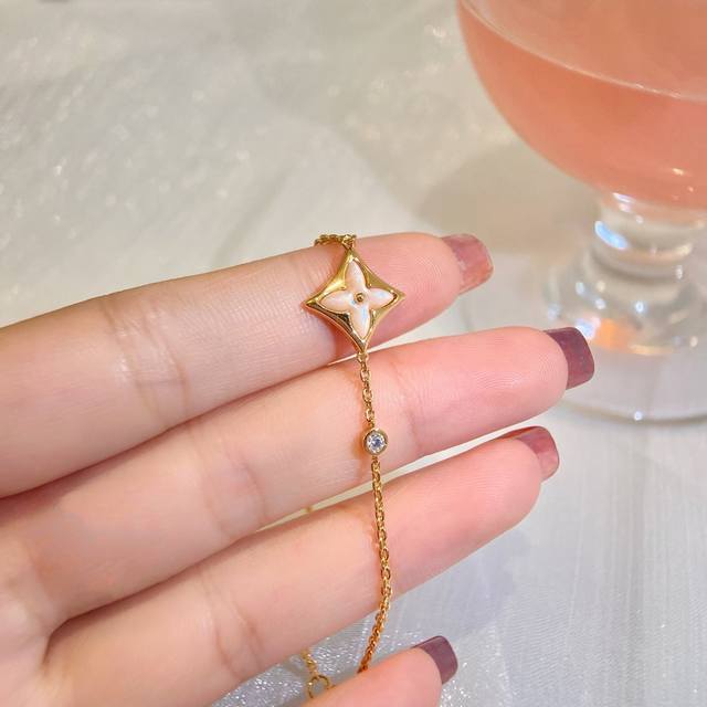New diamond-shaped old pollen shell bracelet, paired with a rose gold chain, fu