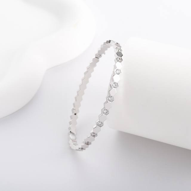 Chaumet Nest Diamond BraceletThe honeycomb structure is seamless, creating a lay