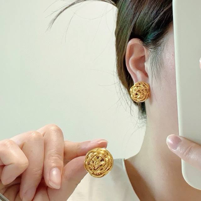 The new Loewe retro gold earrings I immediately fell in love with at first sight