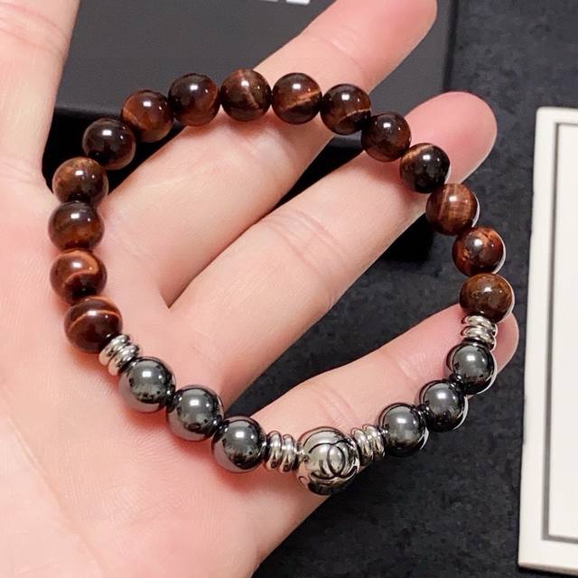 Chanel's high-end double-C bracelet features imported natural bull's-eye stone b