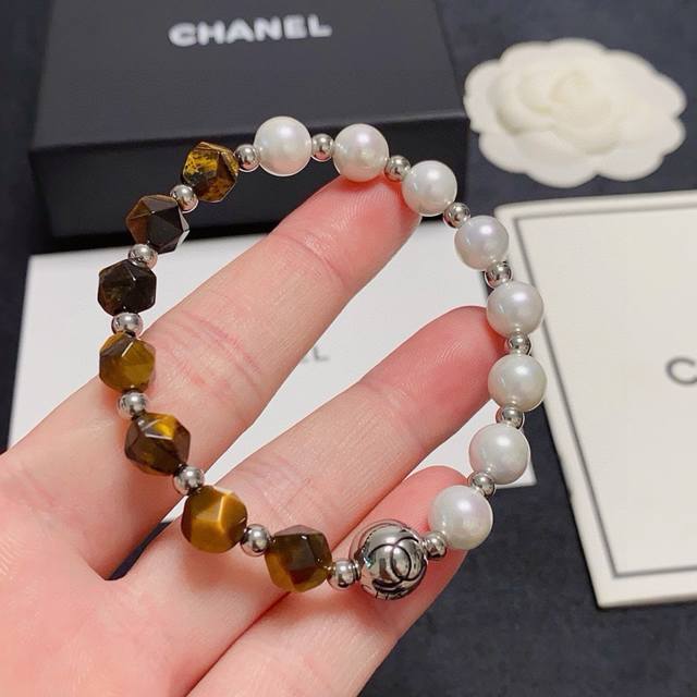 Chanel Double C Premium Natural Tiger's Eye Pearl Bracelet! Whitening and rich,