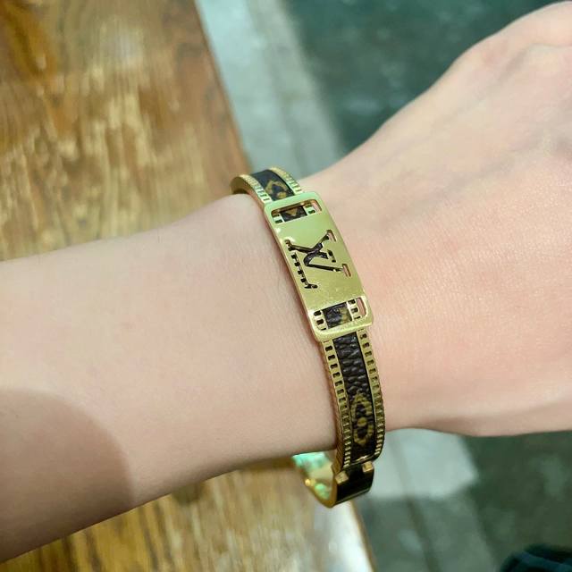 New, original, Lv, unisex bracelet. Made from the same materials as Louis Vuitt