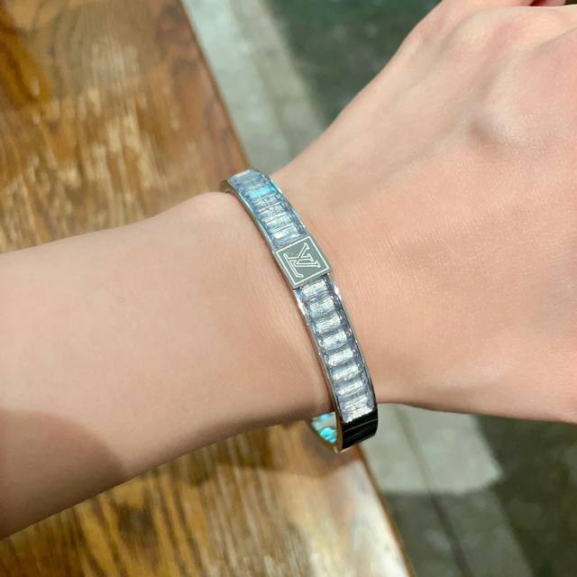 New, original, Lv diamond-studded Louis Vuitton bracelet. Made from the same ma