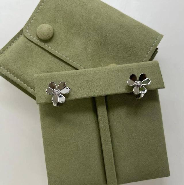 V gold material Vca platinum clover earrings