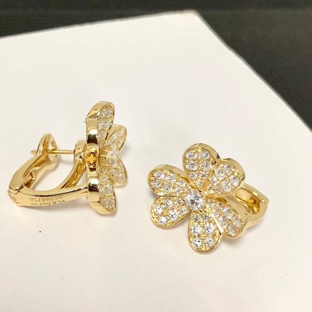 V gold material Vca gold color clover full diamond earrings