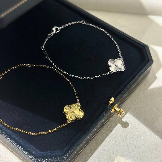 V gold material Vca medium four-leaf clover laser single flower bracelet rose go