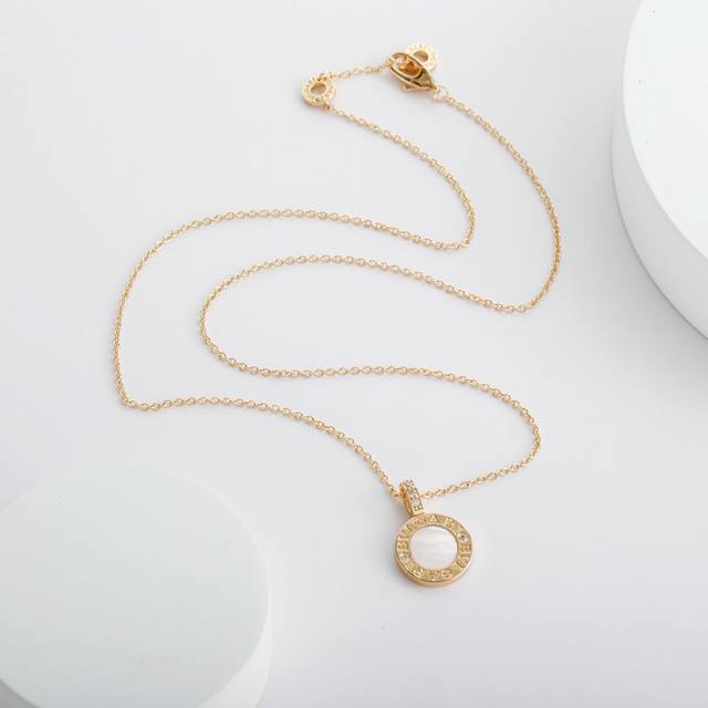 Baojia Bgl black and white necklaceThe collision of black and white is classic a