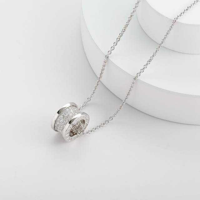 Baojia Large Waist-Shaped Diamond NecklaceThe slender waist shape, with smooth a