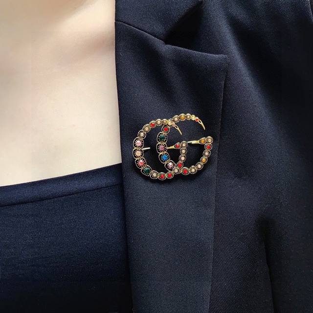 Gucci's new brooch, featuring retro colored diamonds, is a truly feminine access