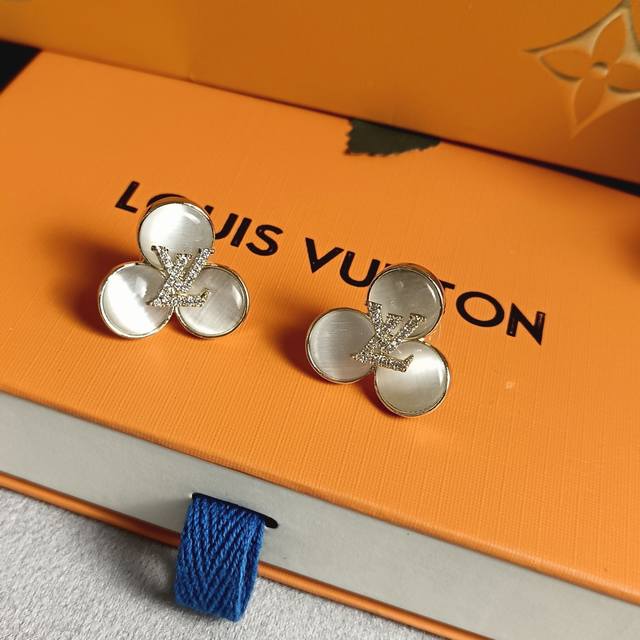 Buy the hot-selling luxury Lv moonlight cat's eye letter earrings. Hot-selling L
