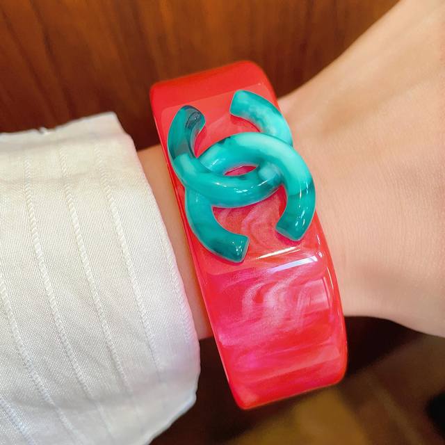 Chanel High-quality acrylic wide bracelet Bracelet Jewelry New thick bracelet Ha