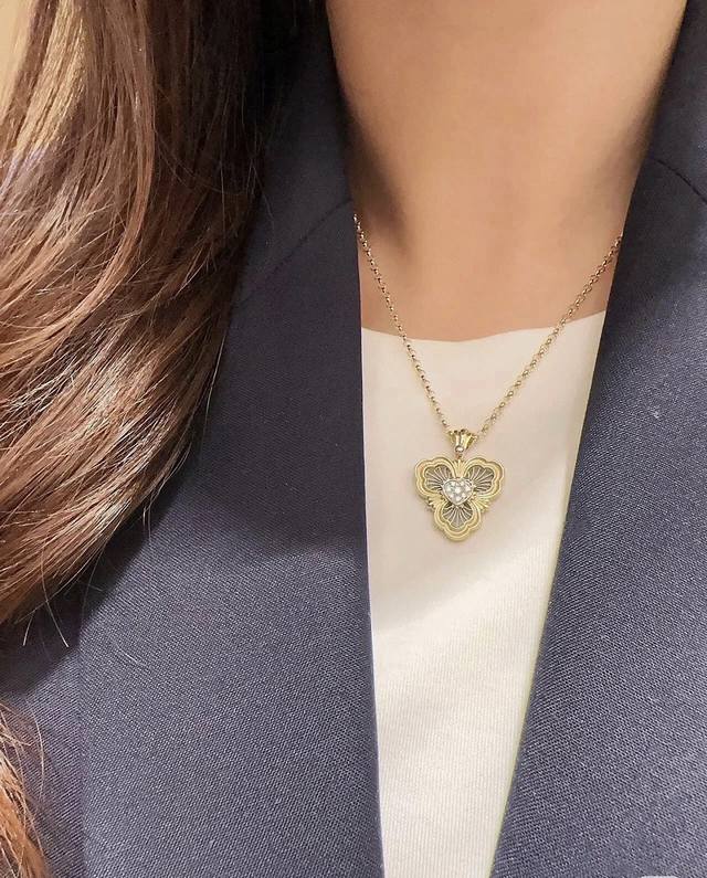 V Gold Buccellati Opera Hollow Series Heart Three-Leaf Necklace, Retro Palace St