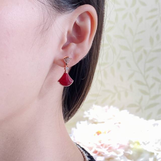 V gold-plated Bulgari mother-of-pearl headband and diamond fan-shaped skirt earr