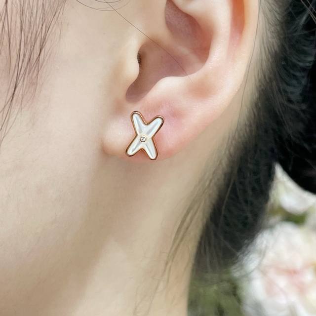 V Gold-plated Chaumet cross white shell earrings, Liens is a lifelong bond. The