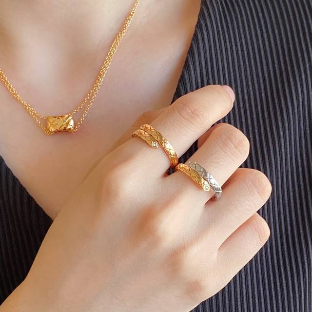 V Gold, Size 5678, CNC-carved narrow diamond-shaped cross ring. This Chanel clas