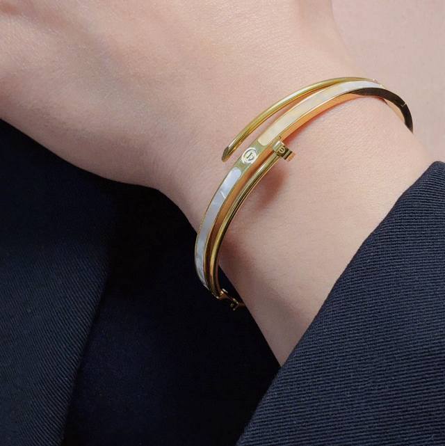 Cartier's official website has released its latest hot-selling nail white mother