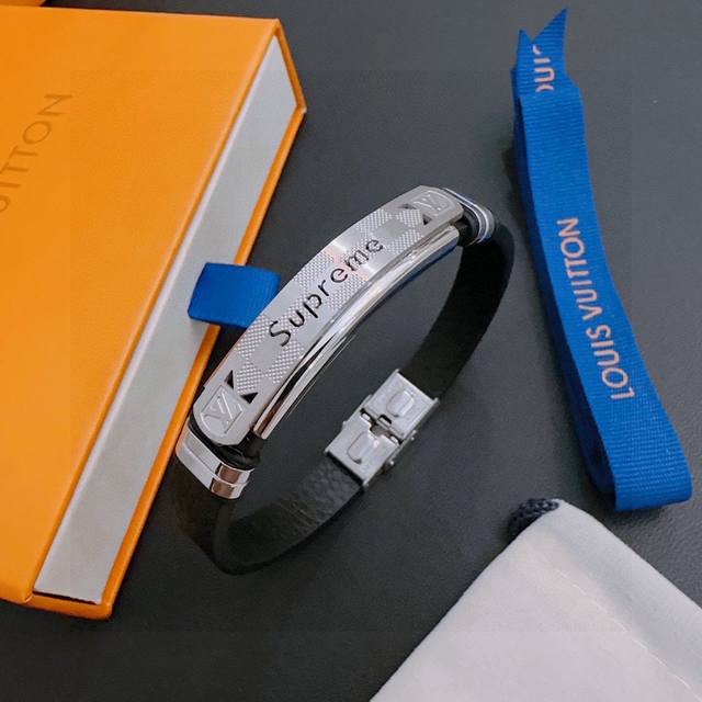 High-quality Louis Vuitton Lv cowhide bracelet, co-branded, original goods, new