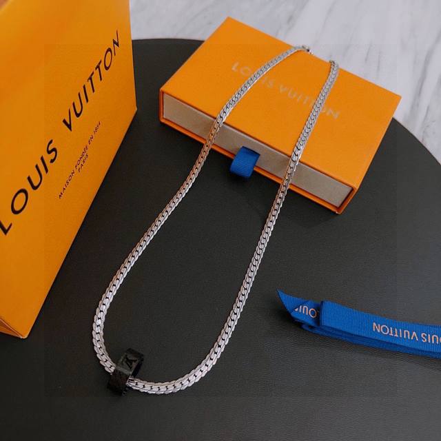 Louis Vuitton Lv necklace, original quality, new model from the counter, retro a