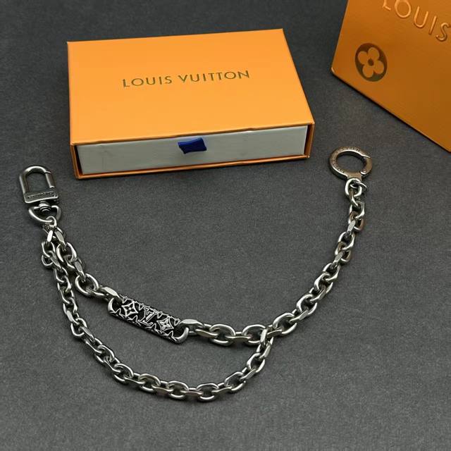 Label belt chain features the lustrous texture of brass, colliding trendy fashi