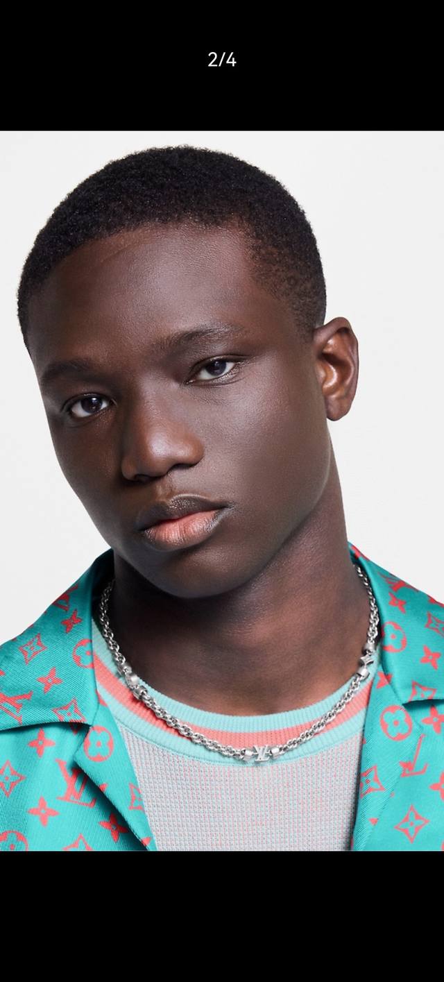 The Lvwire necklace is expertly crafted in Italy, featuring brass links that mi