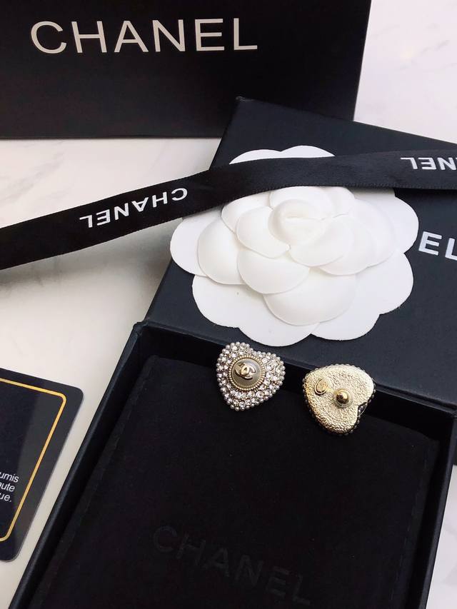 Chanel's new style counters synchronized new classic logo letter heart earrings