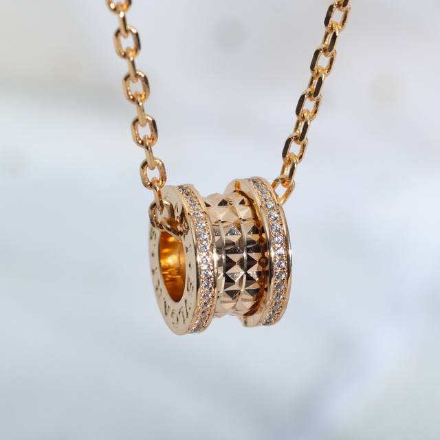 Rose gold The B.Zero1 Rock collection draws inspiration from the famous Roman a