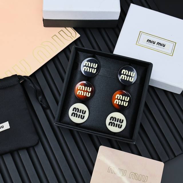 Miu Miu's large round resin earrings are so pretty. Classic color matching and r