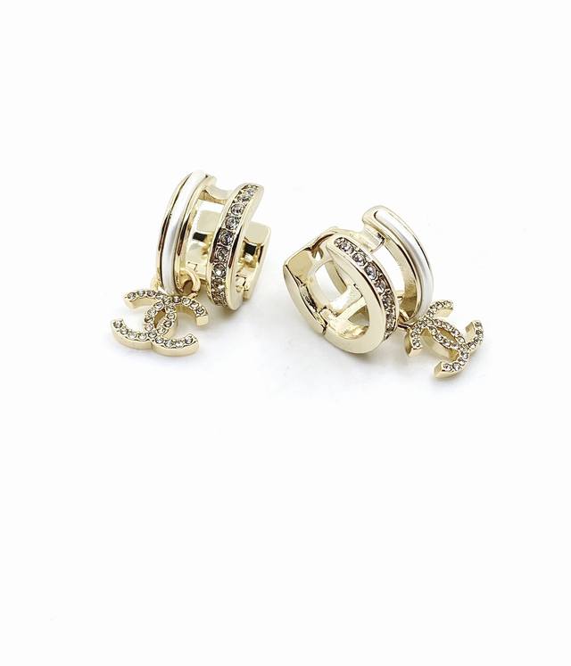 Chanel latest round small double C earrings consistent with the Z batch brass ma