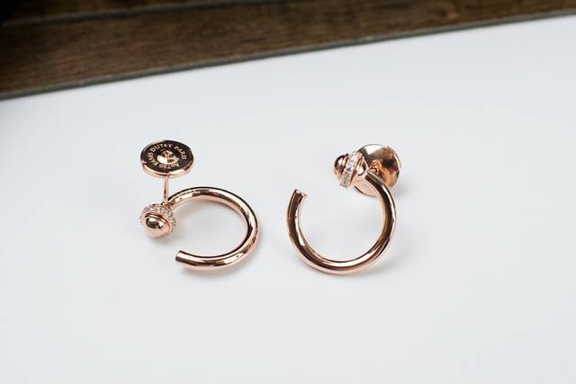 Earrings, flying saucer ear plugs, Iaget Earl Fortune series earrings, the same