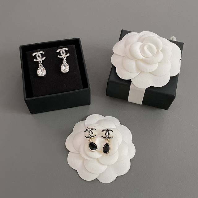 We offer the fragrant double C drop earrings, Z 3300, in black and silver. They