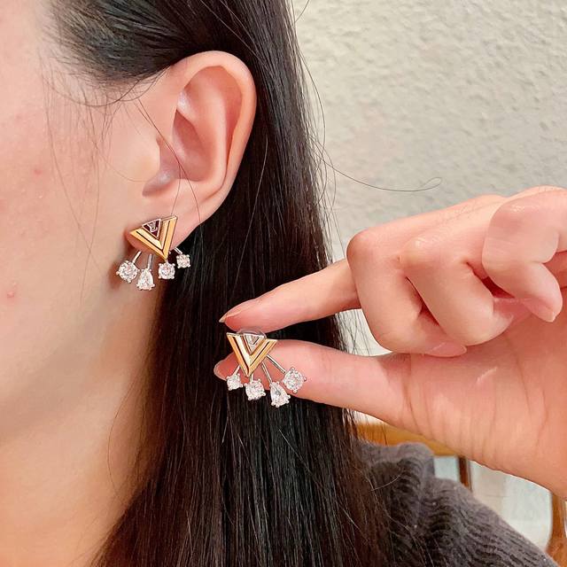 Lv Louis Vuitton 2025 early spring new earrings retro Lv letter earrings ultra-f