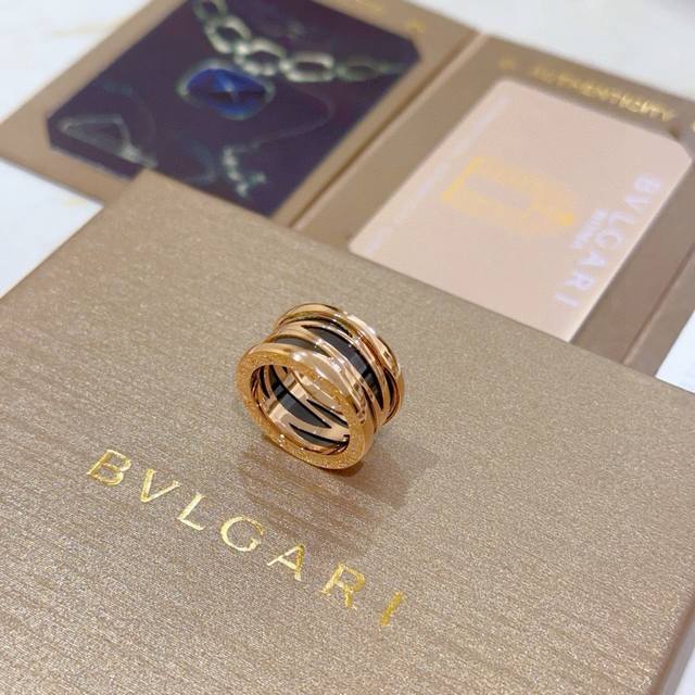 Bulgari necklace in V-gold. The Bulgari Divas' Dream collection is impeccably c