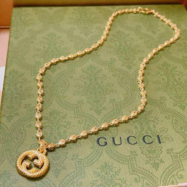 The latest Gucci necklace, a higher-end chain, is also seen on celebrities. Thi